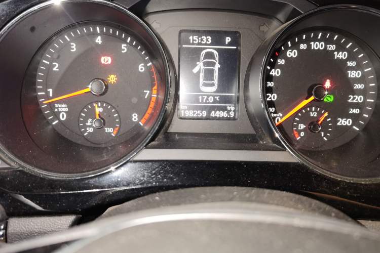 Used Volkswagen Sagitar 2015 230TSI Automatic Luxury Model Odometer Close Up