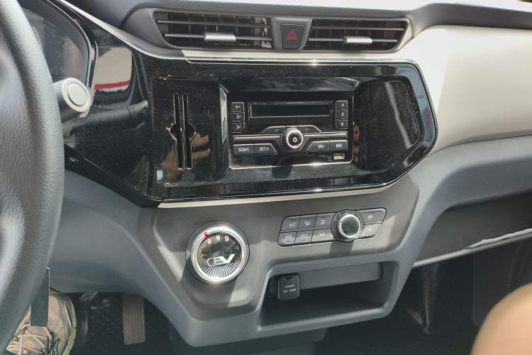 Used SAIC MAXUS EV30 2023 Pure-Electric Smart Logistics Expert with Long Wheelbase Guoxuan