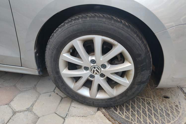 Used Volkswagen Sagitar 2012 1.6L Automatic Comfort Edition Right Front Wheel Hub