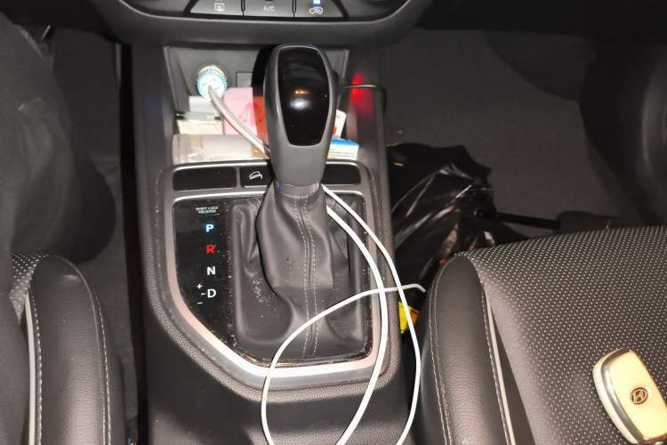 Used Hyundai ix25 2015 1.6L Automatic Two-Wheel Drive Smart GLS Trim Gear Lever