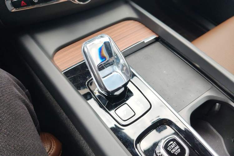 Used Volvo XC60 New Energy 2025 Plug-in Hybrid Long-Range All-Wheel Drive Smart Luxury Edition Gear Lever