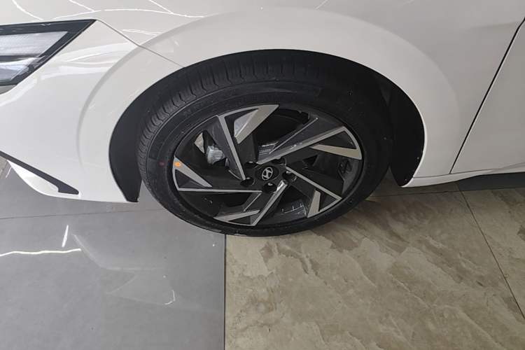 Used Hyundai Elantra 2023 1.5L CVT LUX Prestige Edition

