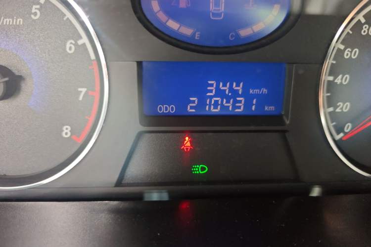 Used Geely Auto Classic Emgrand 2013 Sedan 1.5L Manual Entry-Level Model Odometer Close Up