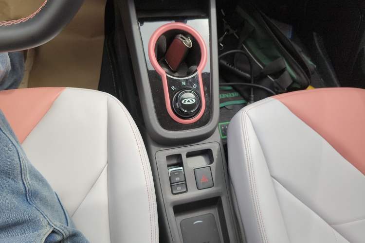 Used Chery QQ Little Ant 2022 Revised Version Sweet Pink Edition Half-Sugar Version Lithium Iron Phosphate 30.7 kWh 30 kW 301 km