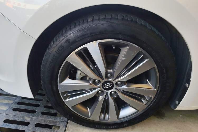 Used Hyundai Mistra 2016 1.8L Automatic Smart GLS Left Front Wheel Hub