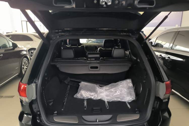 Used Jeep Grand Cherokee 2016 3.0L Comfort Navigation Edition Trunk