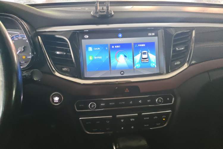 Used GAC Trumpchi GS8 2017 320T Two-Wheel Drive Luxury Smart Connectivity Version (7 Seats) Audio And AC Panel