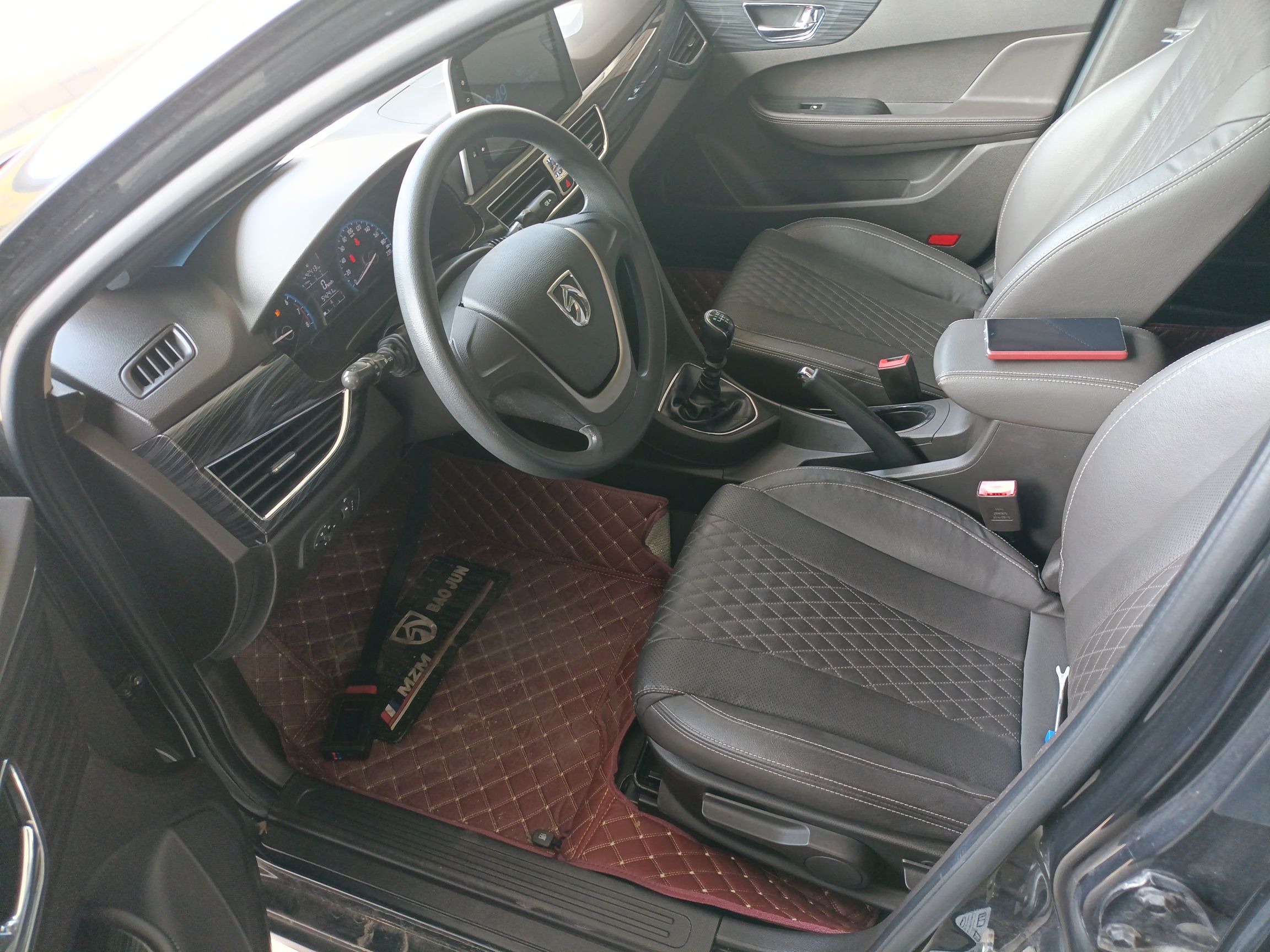 المقاعد الأمامية داخل السيارة