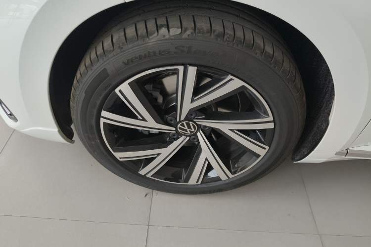 Used Volkswagen FAW-Volkswagen CC 2026 Model, 30 Million Units—Selected, 330TSI, Glamorous Left Front Wheel Hub