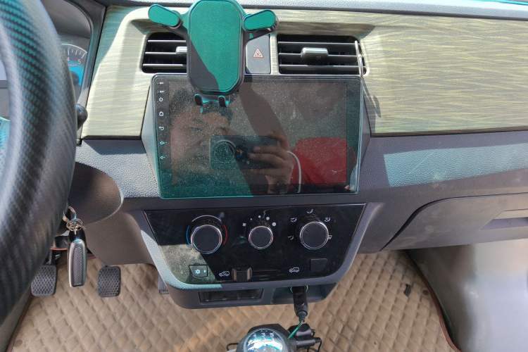 Used Jinbei Hiace X30 2023 1.5L Super-Comfortable Passenger Van 5/6/7-Seater Non-Air-Conditioned Version Model SWC15M Audio And AC Panel