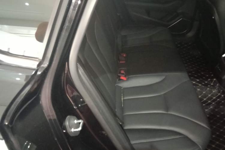 Used Hongqi H5 2022 Classic Model Facelift 1.8T Automatic Smart Connect Flagship Edition Left Rear Seat