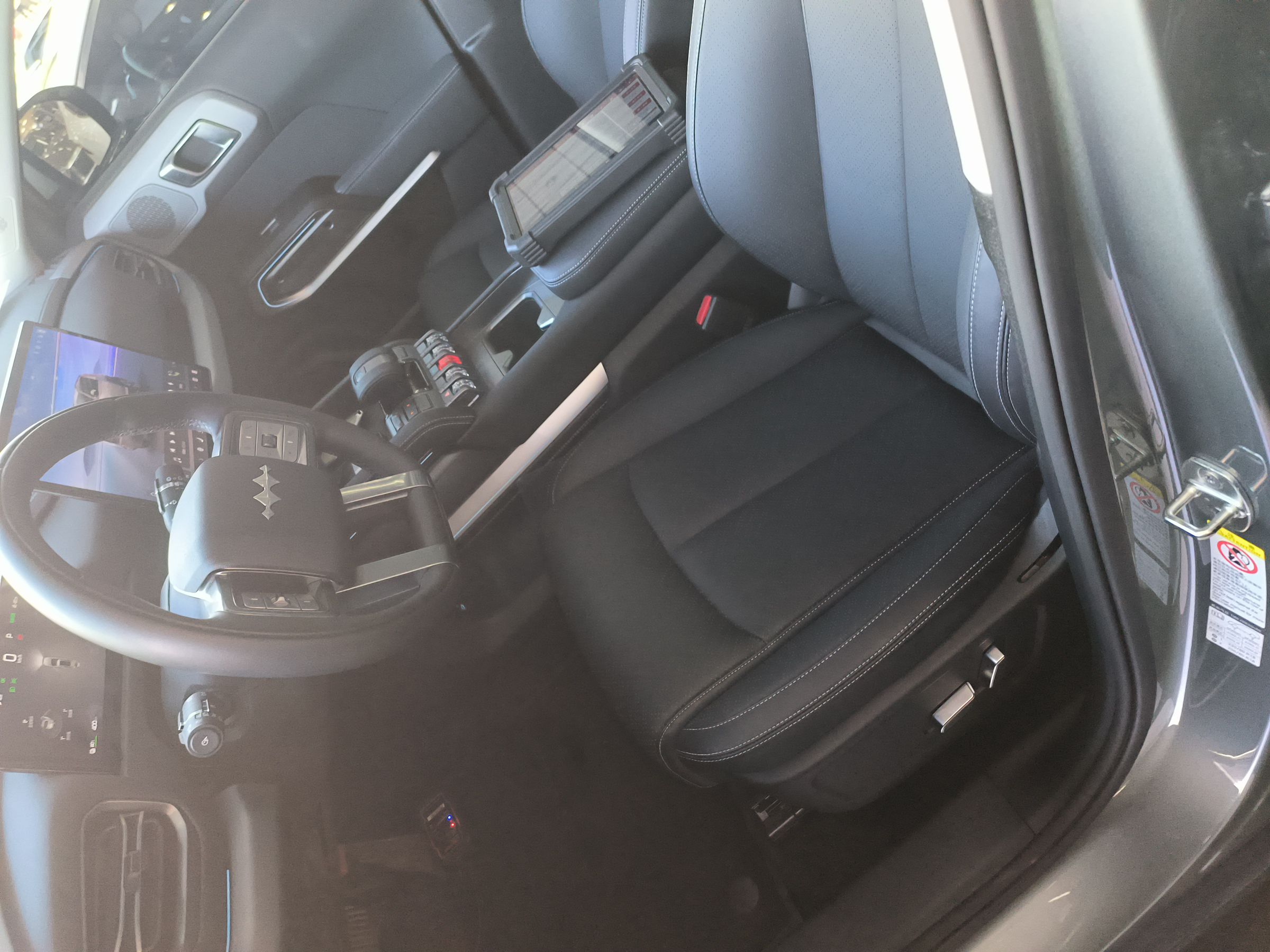 المقاعد الأمامية داخل السيارة