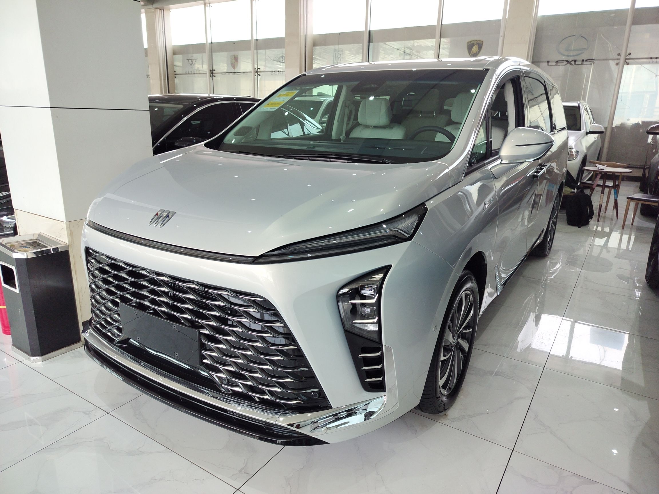 تحت مقدمة السيارة