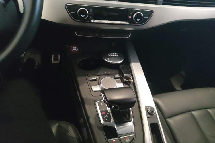 Used Audi A4L 2018 30th Anniversary Edition 40 TFSI Fashion Model Gear Lever