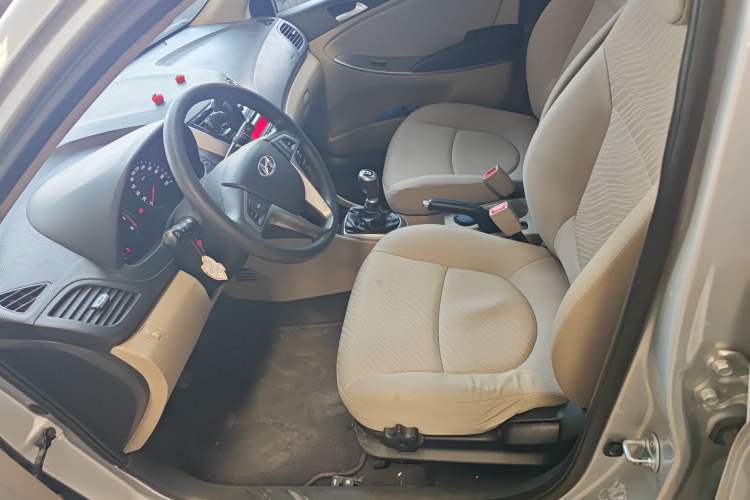 Used Hyundai Verna (older generation) 2014 1.4L Manual Top-Tier Model TOP Left Front Seat