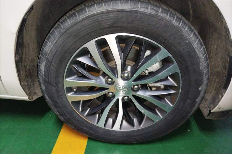 Used Buick GL8 2022 ES Landtrek 653T Comfort Edition Right Front Wheel Hub