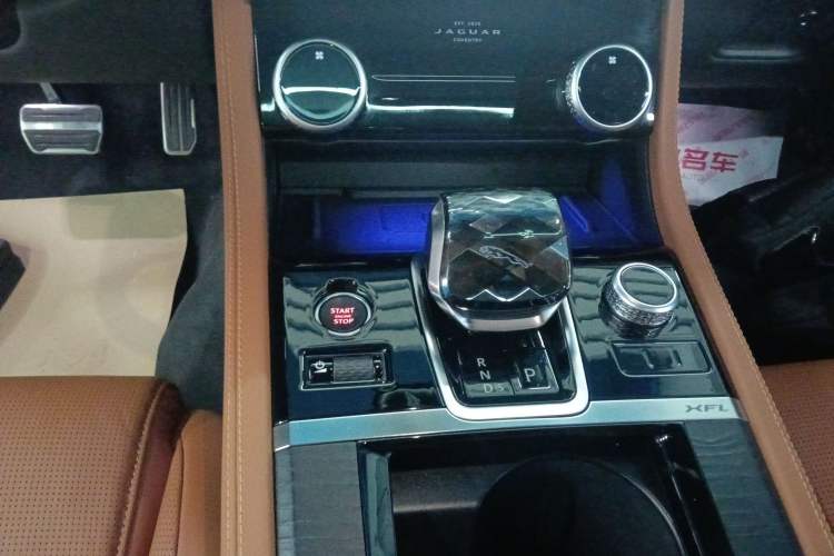 Used Jaguar XFL 2024 2.0T P300 Four-Wheel Drive Flagship Sport Gold Edition
