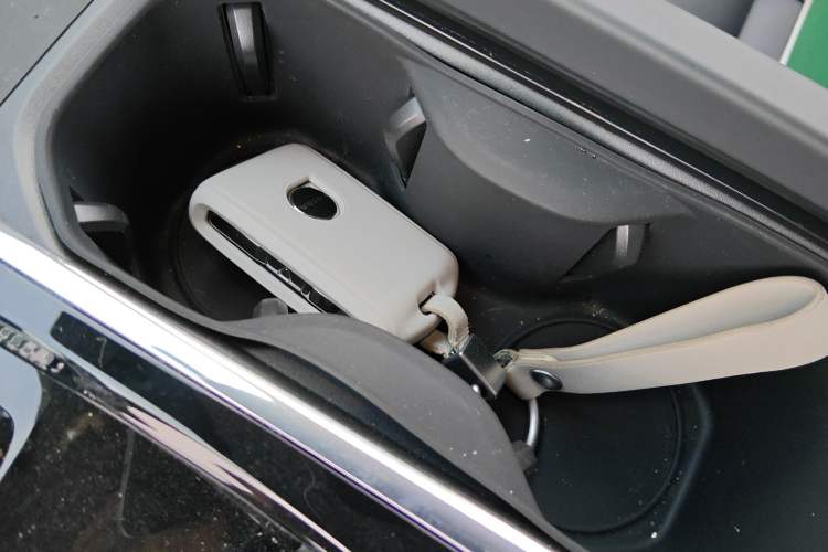 Used Volvo XC60 New Energy 2025 Plug-in Hybrid Long-Range All-Wheel Drive Zhiyuan Extreme Night Black Edition Vehicle Key