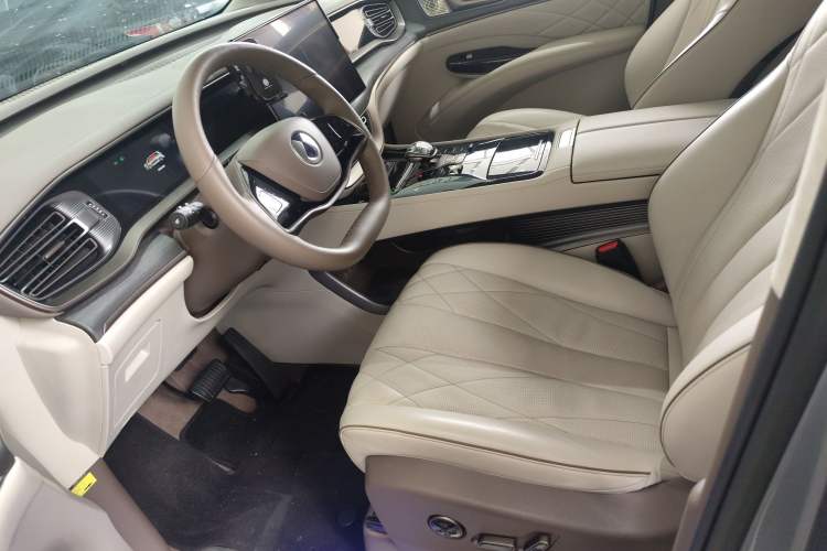 Used Denza D9 2022 DM-i 970 Four-Wheel Drive Flagship Model
