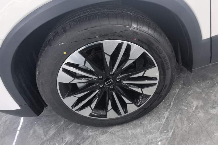 Used Bestune T77 2023 1.5T Automatic Luxury Model Left Front Wheel Hub