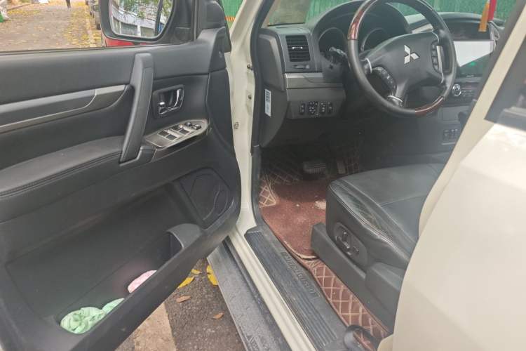 Used Mitsubishi Pajero 2016 3.0L Automatic Prestige Version China V Standard Driver Seat