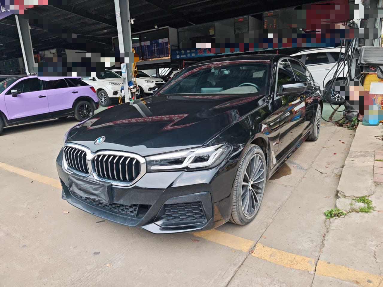 تحت مقدمة السيارة