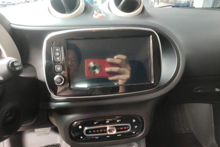 Used smart fortwo 2015 1.0L 52 kW hardtop Dynamic version
