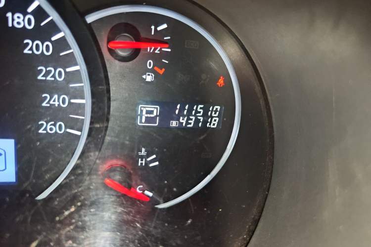 Used Nissan Quest 2015 3.5L SL Odometer Close Up