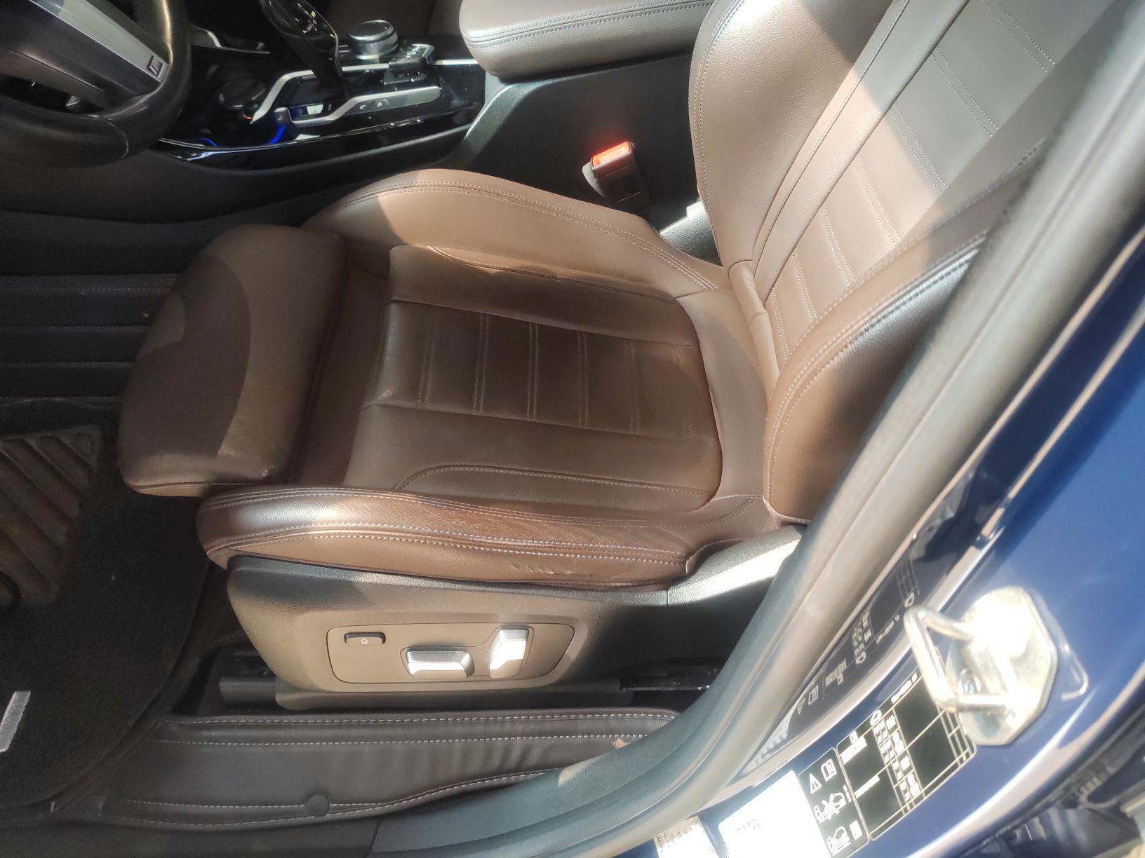 Переднее сиденье в автомобиле