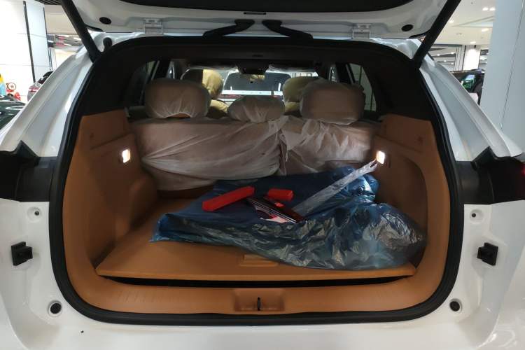 Used Dongfeng Aeolus L8 2025 Model 185KM Ideal Edition
