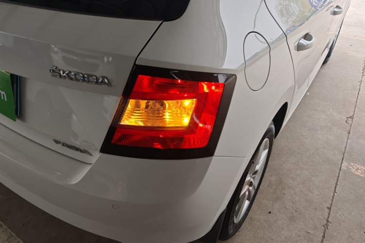 Used Skoda Fabia 2015 1.6L Automatic Chuanxing Edition Exterior 3