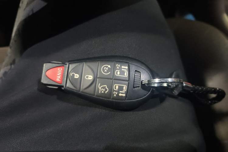 Used Chrysler Grand Voyager 2013 3.6L Luxury Edition Vehicle Key