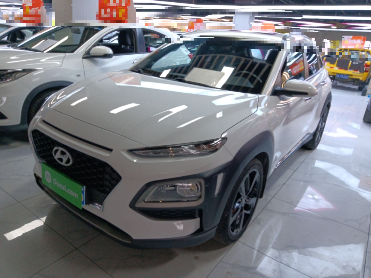 تحت مقدمة السيارة