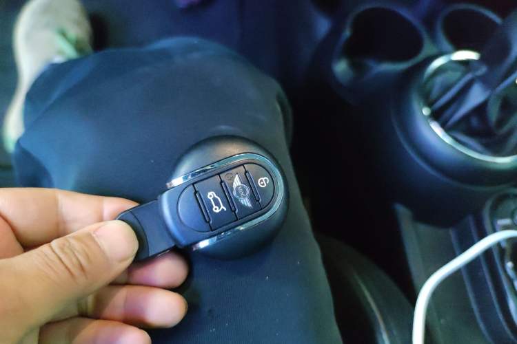 Used MINI MINI 2017 1.5T COOPER Limited Edition in Ice Blue