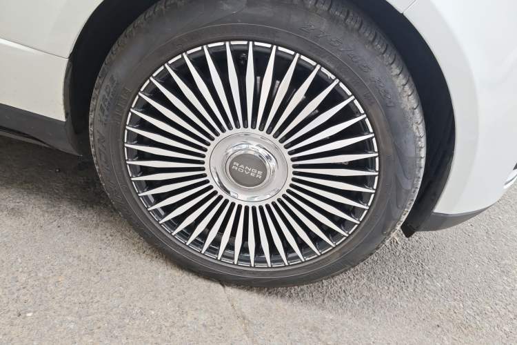 Used Land Rover Range 2021 3.0 L6 Century Extended Classic Edition Right Front Wheel Hub