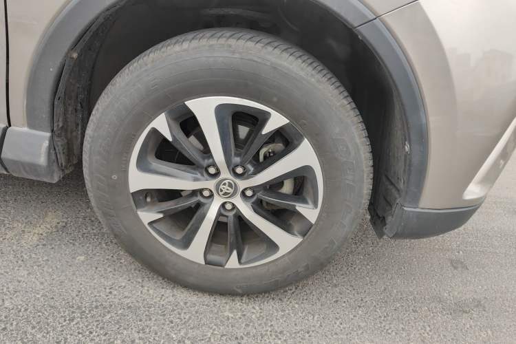 Used Toyota RAV4 2019 2.0L CVT Two-Wheel Drive Luxury Version China VI Standard Right Front Wheel Hub