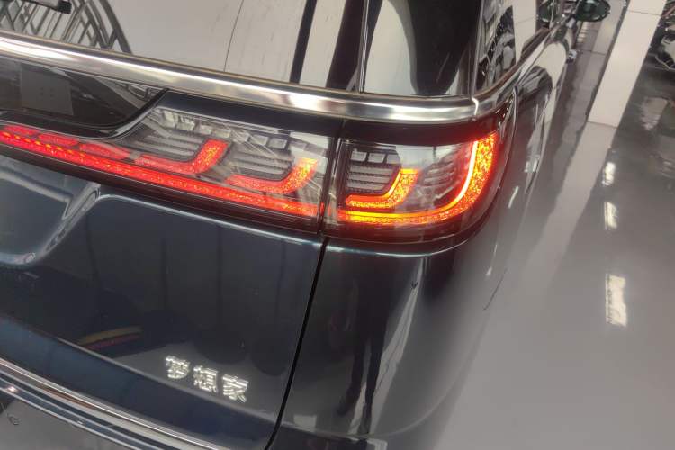 Used VOYAH Dream 2025 PHEV Four-Wheel-Drive Flagship Kunpeng Edition Right Rear Taillight