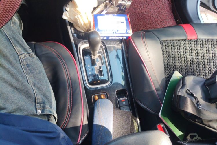 Used Mitsubishi Outlander 2018 2.4L 4x4 Luxury Edition 7-Seater Gear Lever