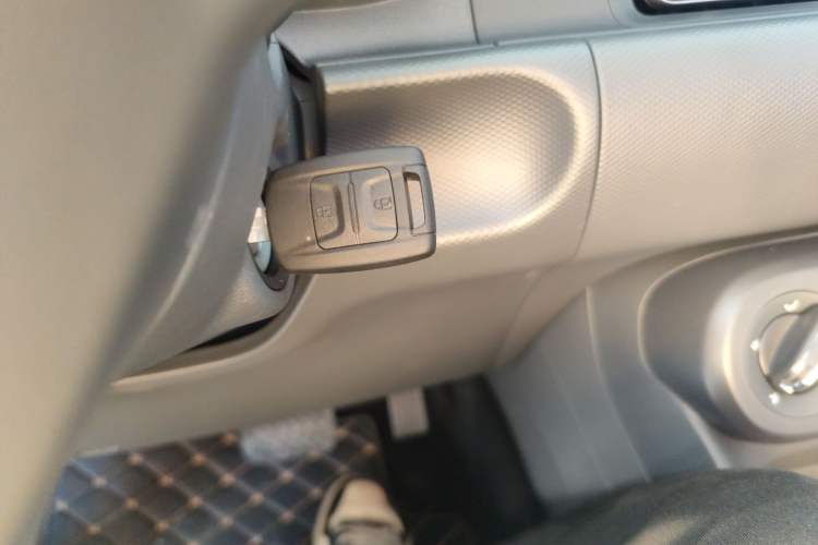 Used Wuling Hongguang New Energy 2025 Extended-Range Hybrid 50 km Utility Version Vehicle Key