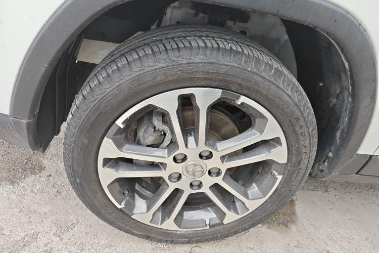 Used BAIC Senova X35 2016 1.5L Manual Luxury Edition Left Front Wheel Hub