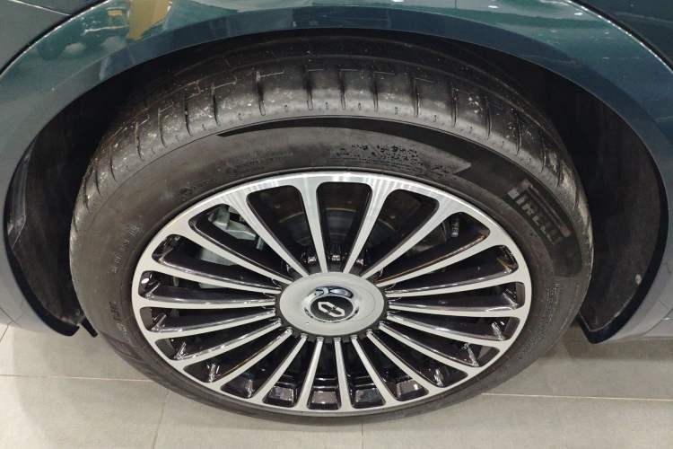 Used Hima AITO M8 2025 Extended-Range Ultra Version 53.4 kWh 6-Seater Edition
