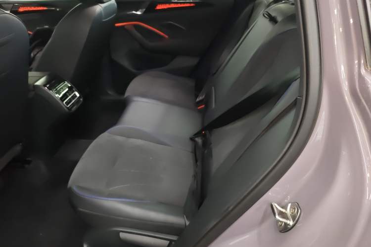 Used Volkswagen Tiguan L 2024 PRO 330TSI Two-Wheel Drive R-Line Prestige Edition Left Rear Seat