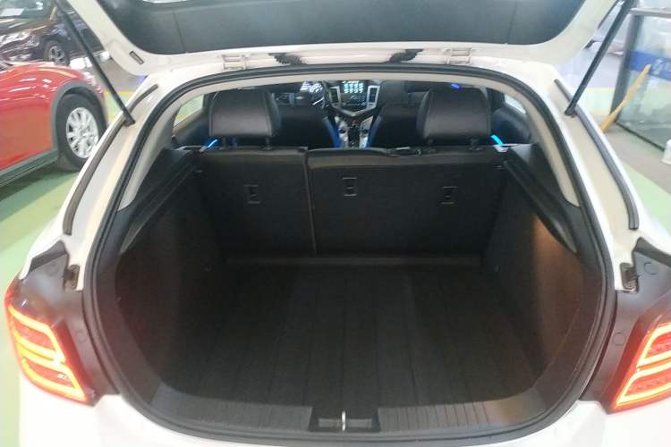 Used Chevrolet Cruze 2013 Hatchback 1.6T Automatic Flagship Model Trunk