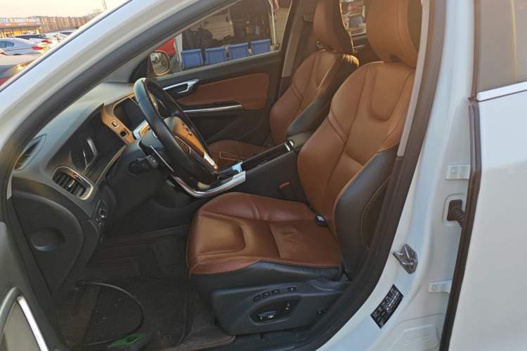 Used Volvo V60 2016 T5 Zhiya Edition
