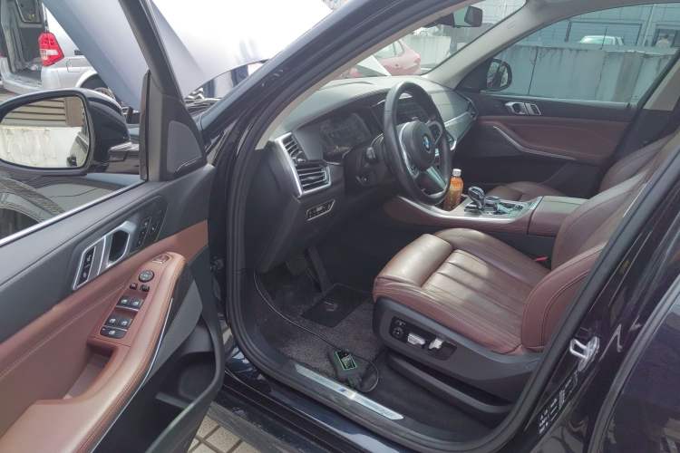 Used BMW X5 2019 xDrive40i Luxury Model with M Sport Package Driver Seat