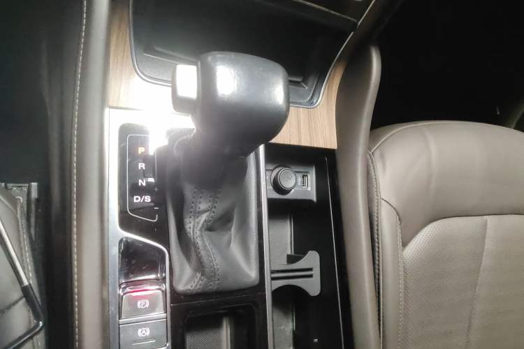 Used Roewe RX8 2019 30T Smart Connectivity Two-Wheel Drive Supreme Flagship Edition
