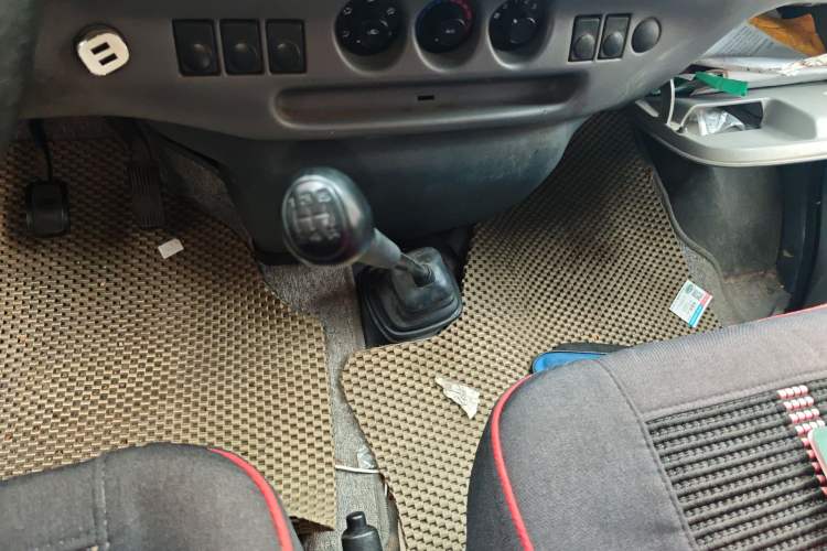 Used Ford Classic Transit 2013 2.8T Diesel Logistics Model with Short Wheelbase and Mid-Roof JX493ZLQ4 Gear Lever