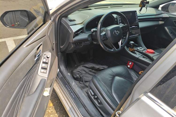 Used Toyota Avalon 2019 Dual-Engine 2.5L XLE Prestige Version China VI Standard Driver Seat