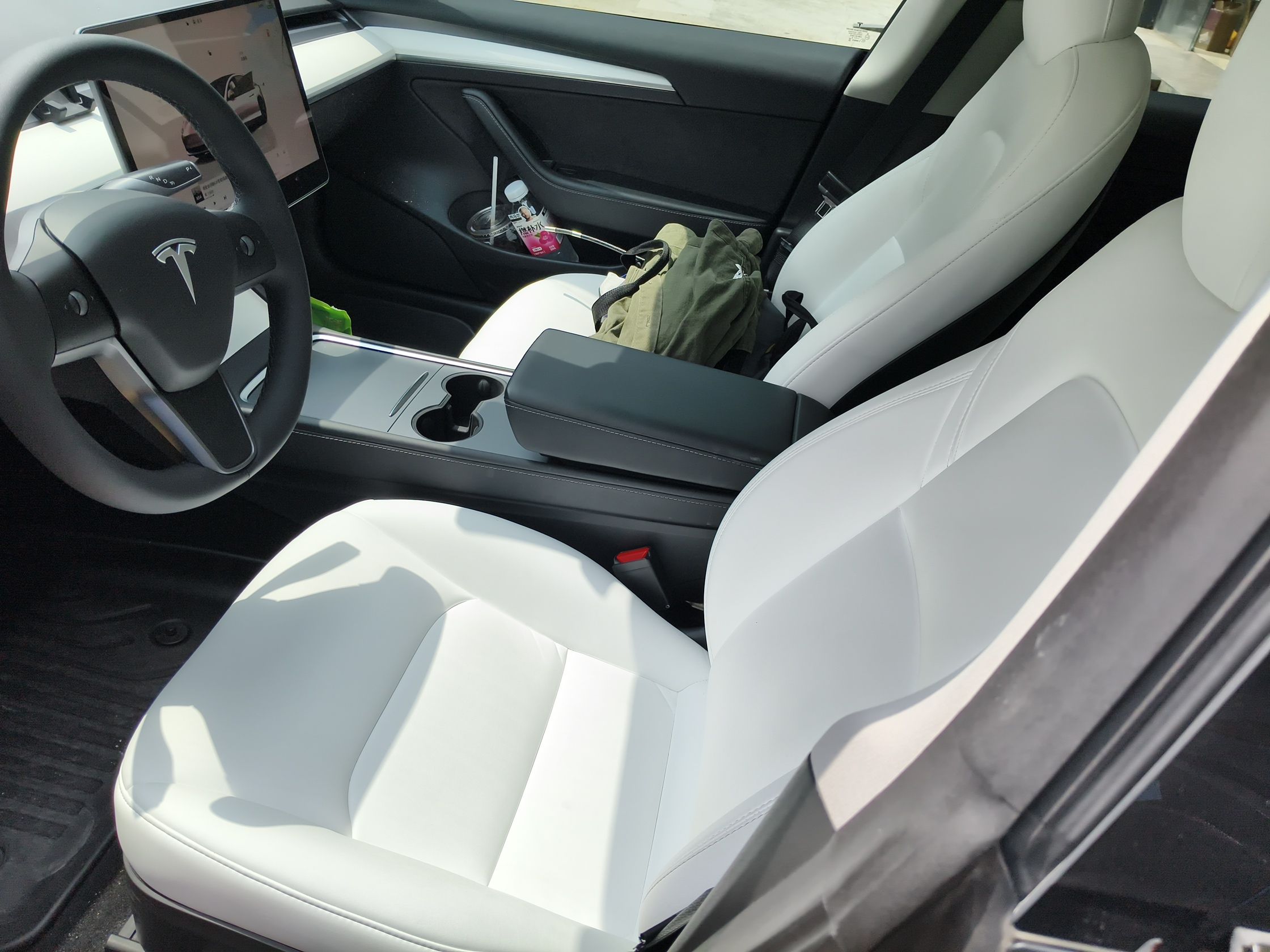 المقاعد الأمامية داخل السيارة