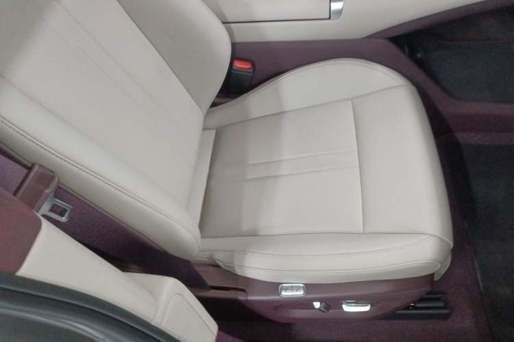 Used Xiaomi Auto YU7 2025 Ultra-Long Range High-Performance All-Wheel-Drive Max Edition Right Front Seat